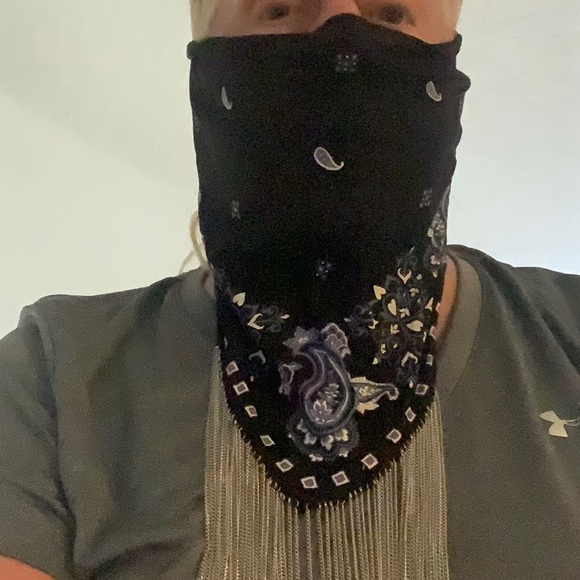 Black scarf necklace OR A mask with a necklace - Picture 2 of 2